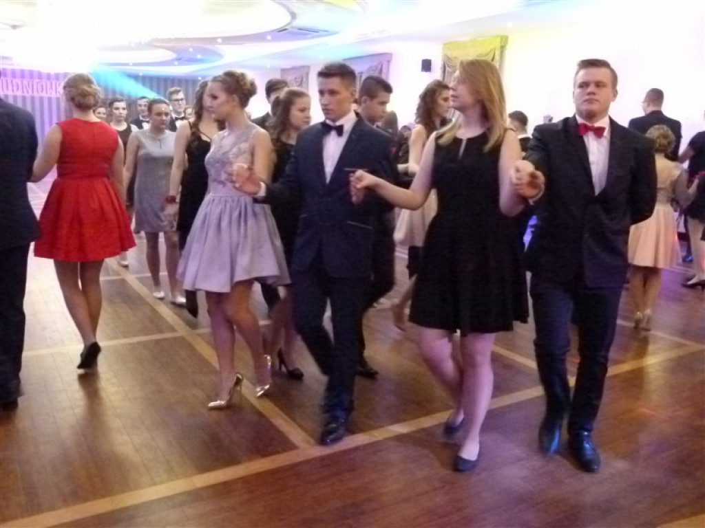 Maturzyści z ZSP 2 bawią się na studniówce
