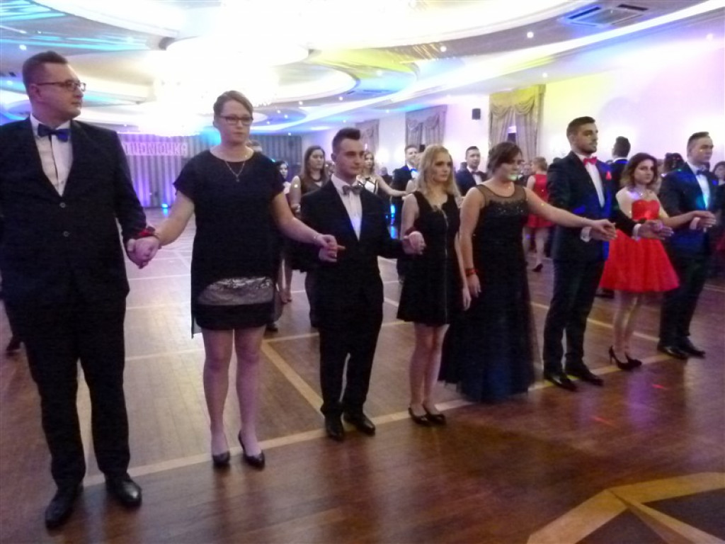 Maturzyści z ZSP 2 bawią się na studniówce