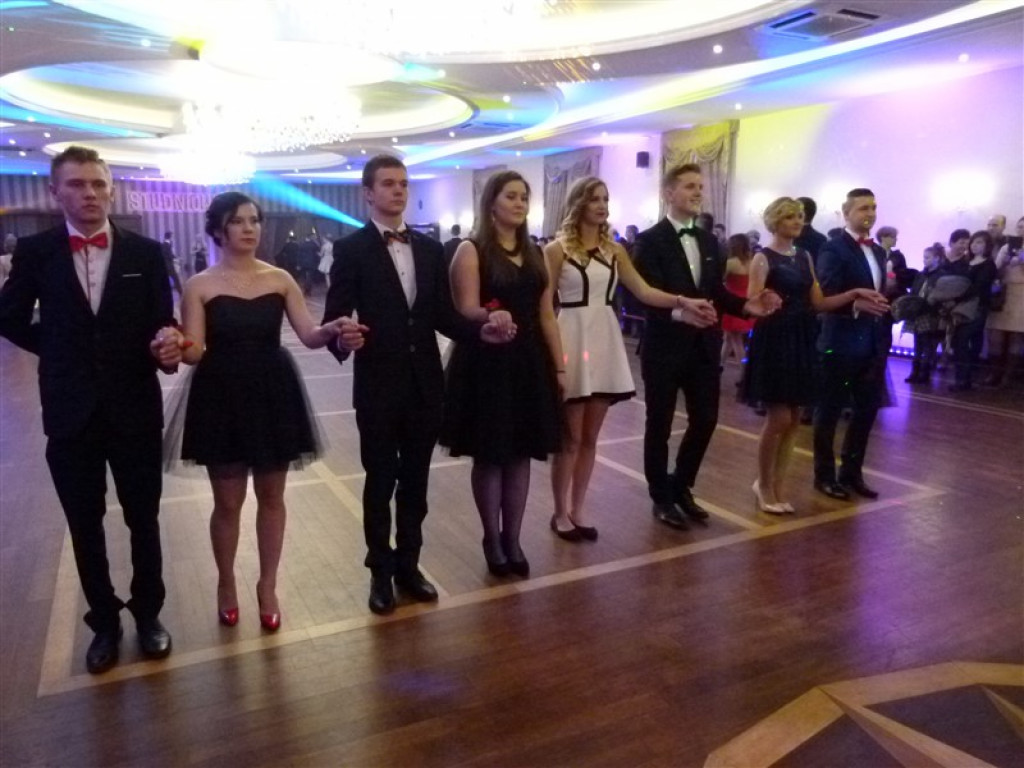 Maturzyści z ZSP 2 bawią się na studniówce