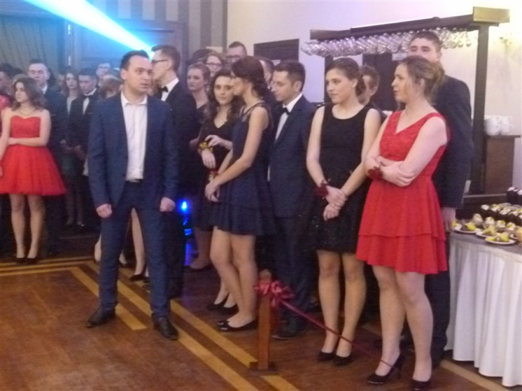 Maturzyści z ZSP 2 bawią się na studniówce