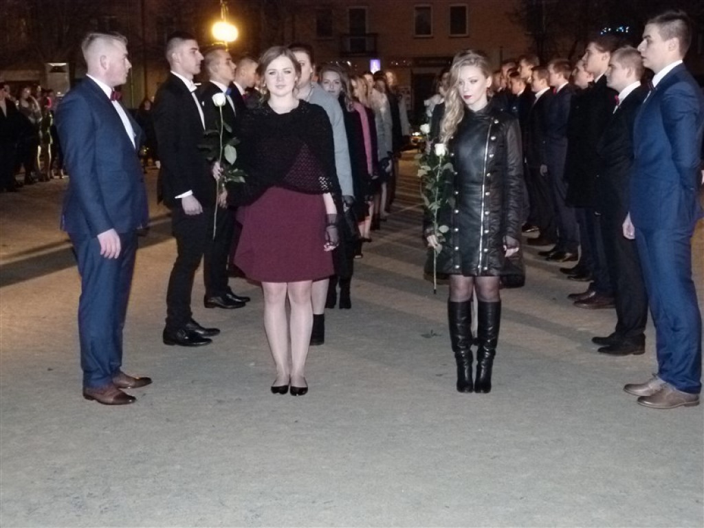 Maturzyści KLO zatańczyli na Placu Wolności