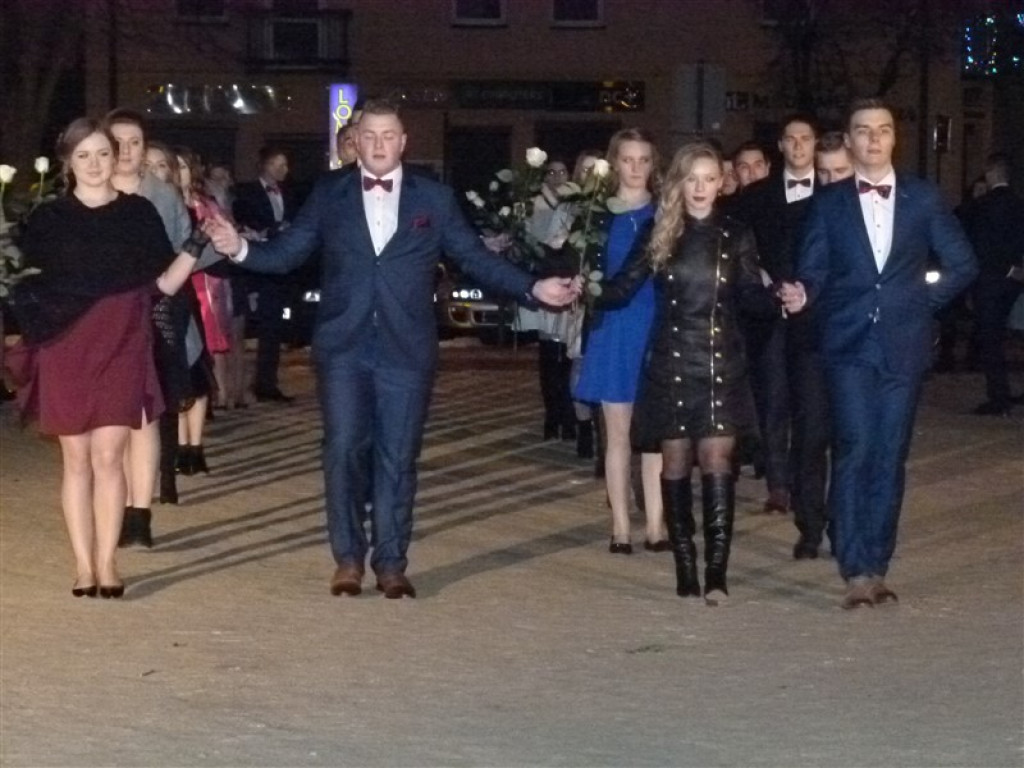 Maturzyści KLO zatańczyli na Placu Wolności