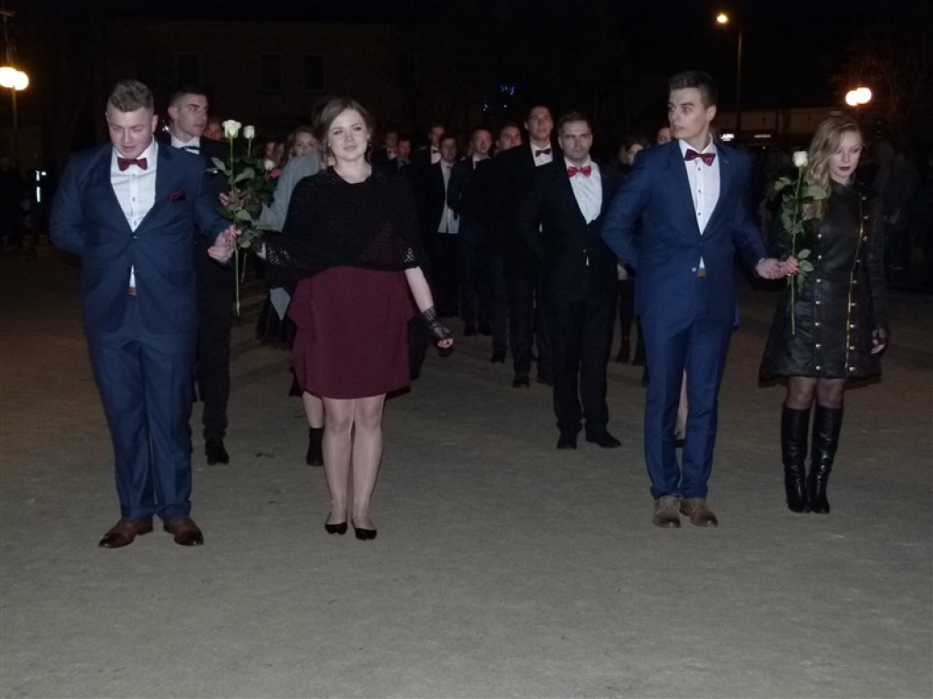 Maturzyści KLO zatańczyli na Placu Wolności
