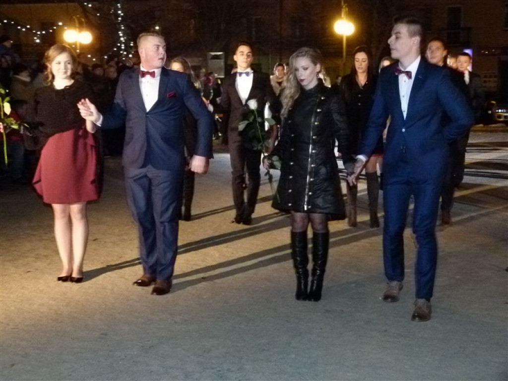 Maturzyści KLO zatańczyli na Placu Wolności