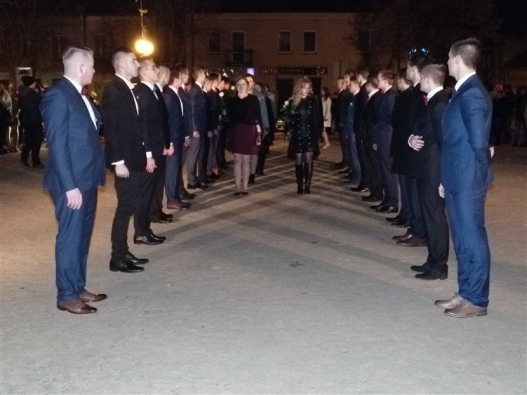 Maturzyści KLO zatańczyli na Placu Wolności
