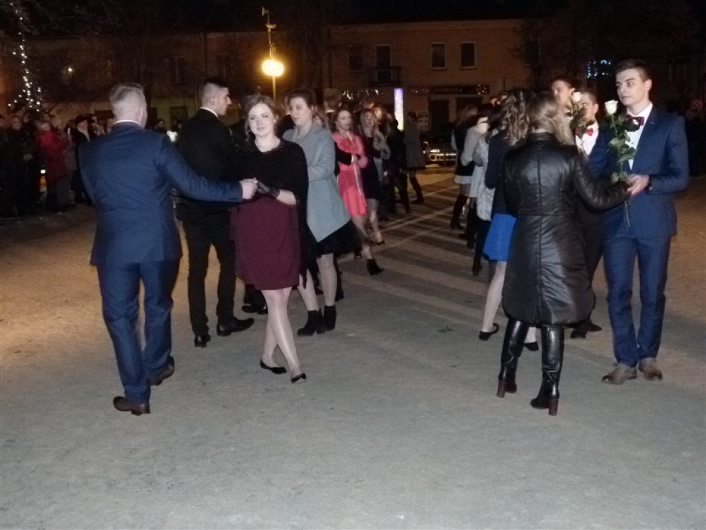 Maturzyści KLO zatańczyli na Placu Wolności