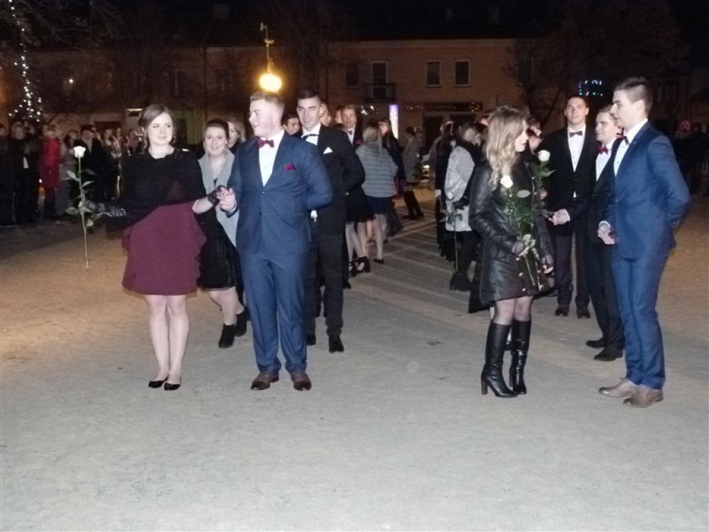 Maturzyści KLO zatańczyli na Placu Wolności