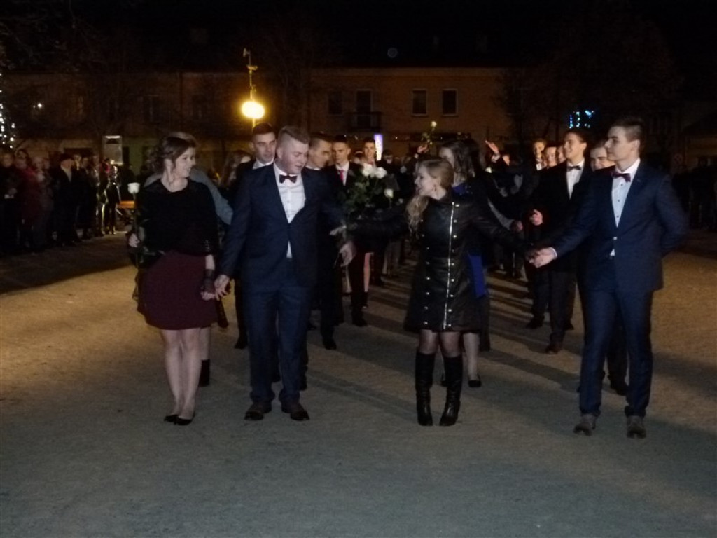Maturzyści KLO zatańczyli na Placu Wolności