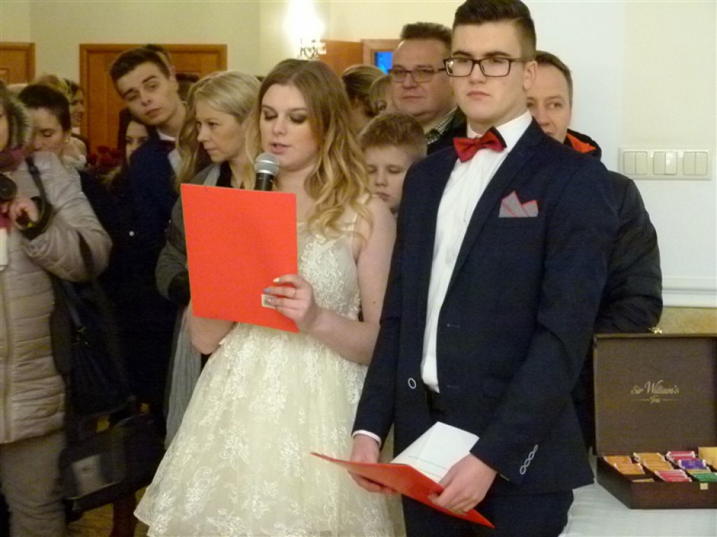 Maturzyści KLO zatańczyli na Placu Wolności