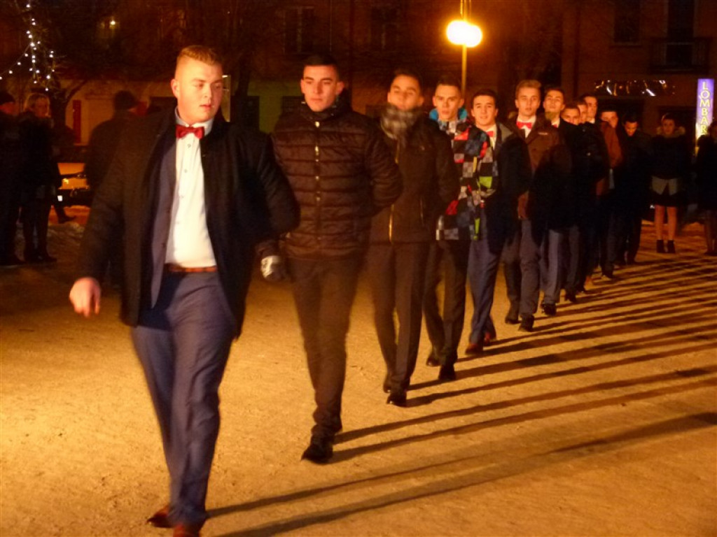 Maturzyści KLO zatańczyli na Placu Wolności