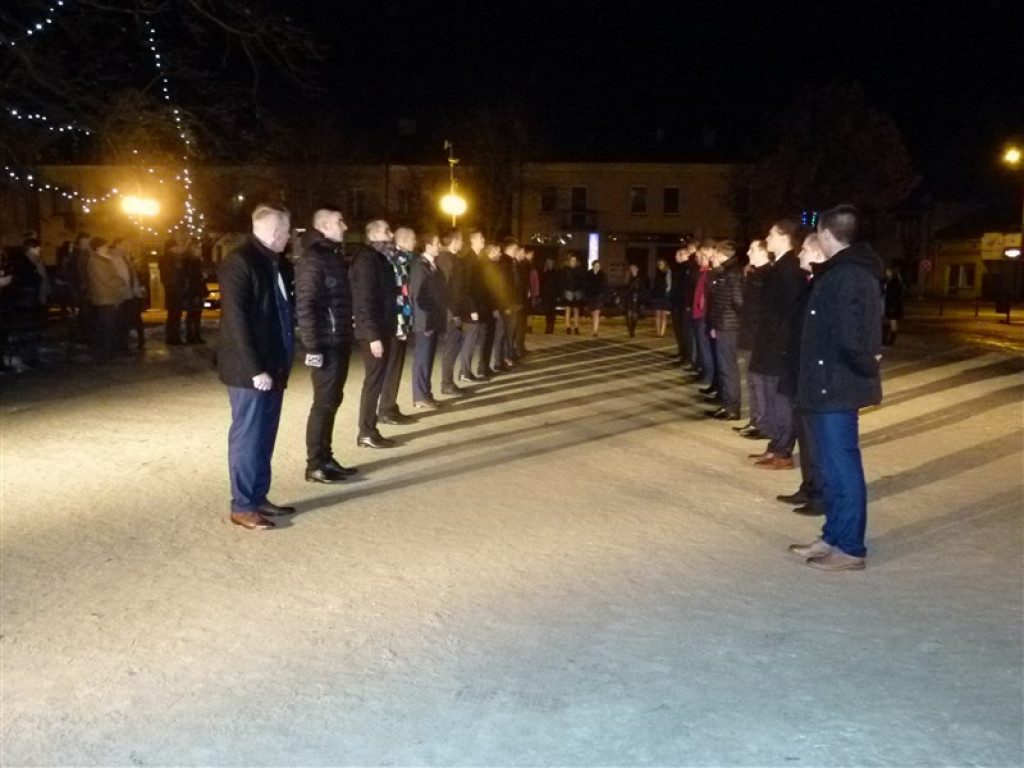 Maturzyści KLO zatańczyli na Placu Wolności