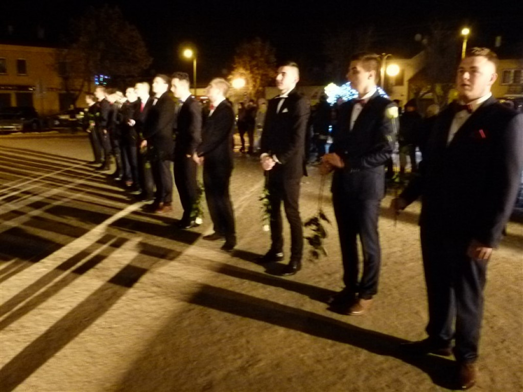 Maturzyści KLO zatańczyli na Placu Wolności