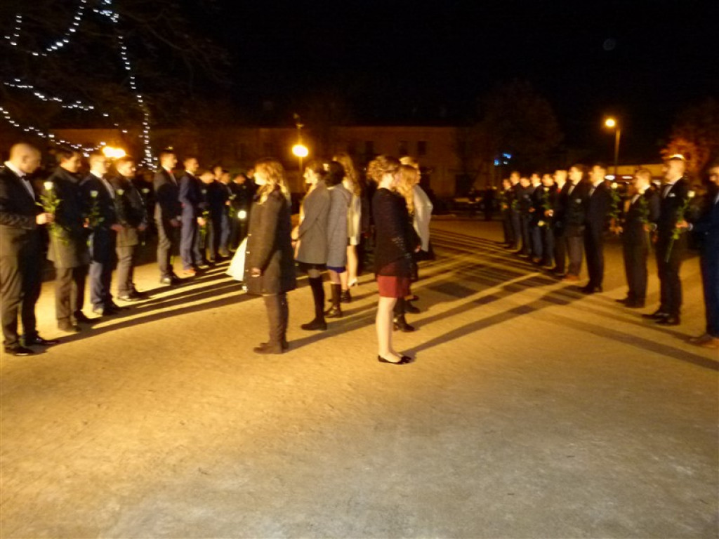 Maturzyści KLO zatańczyli na Placu Wolności