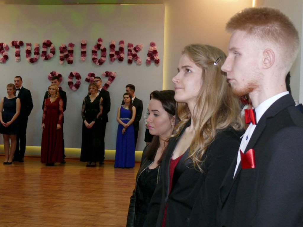 Studniówka uczniów ze Zduńskiej Dąbrowy