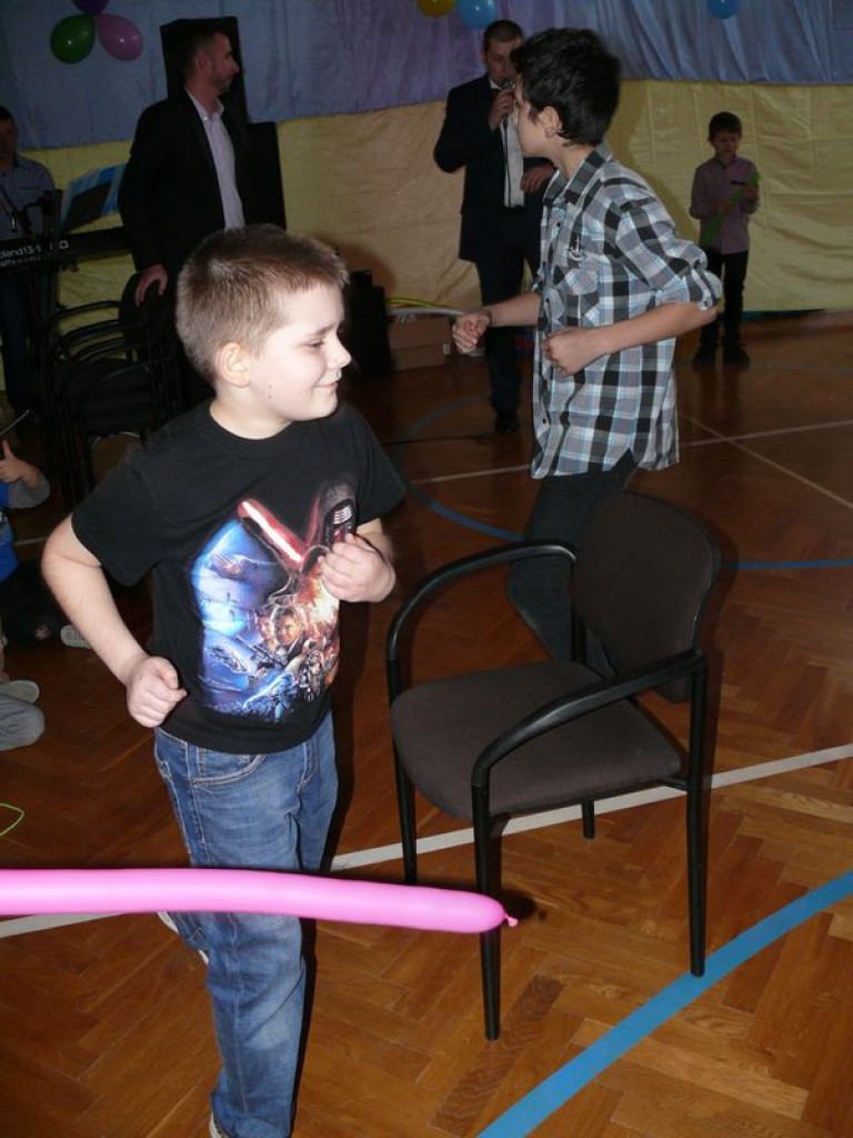 W Zielkowicach dzieci bawiły się na choince