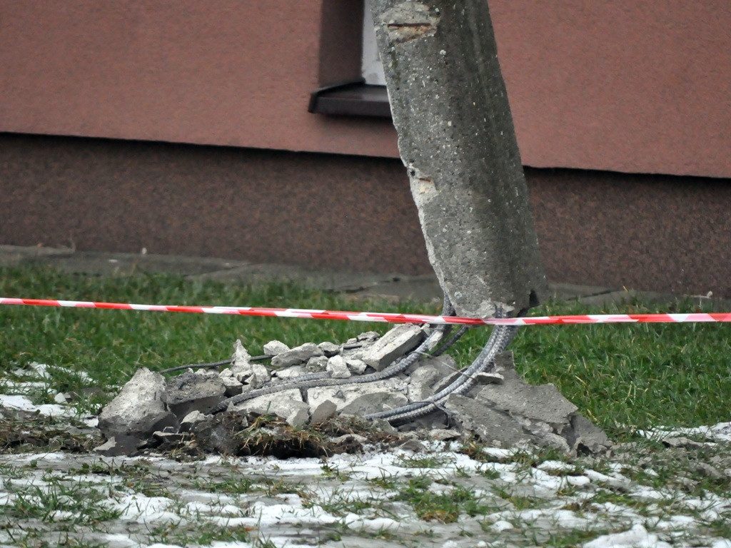 Jechał po pijanemu, uderzył w słup