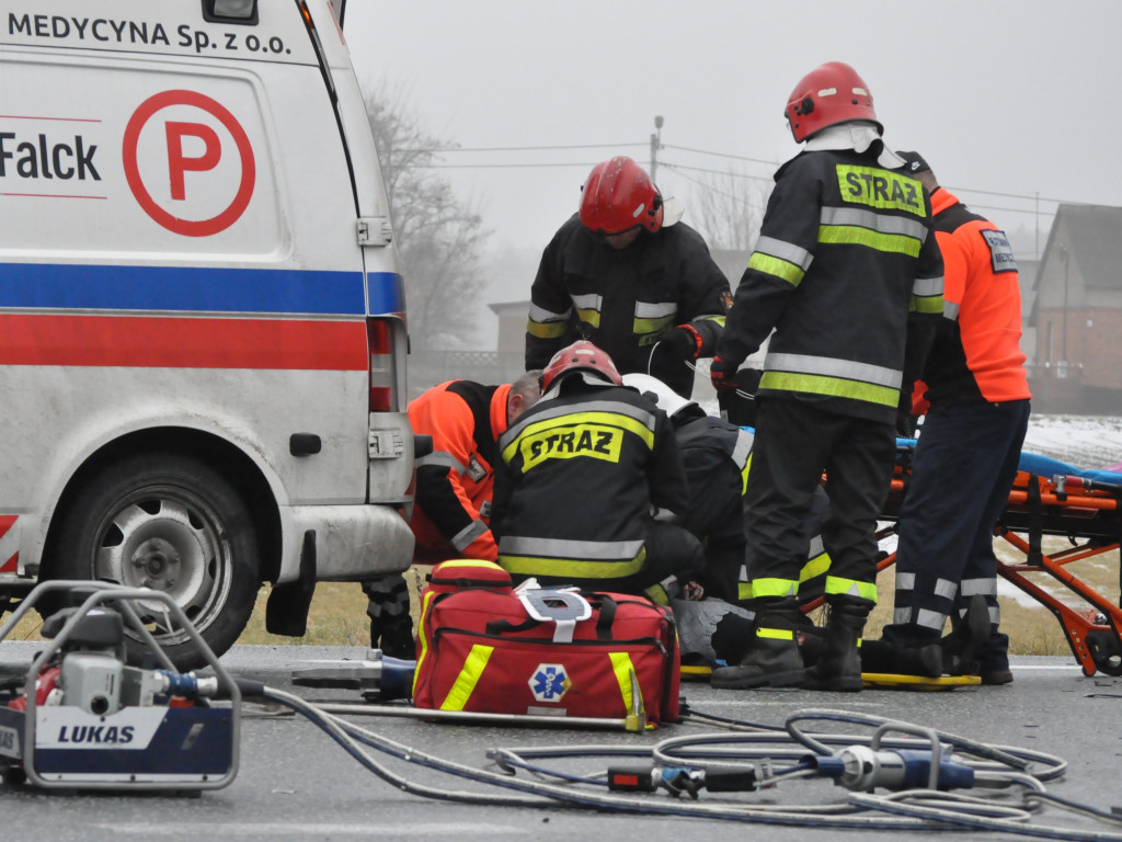 Poważny wypadek na skrzyżowaniu DK14 z Chruślanką