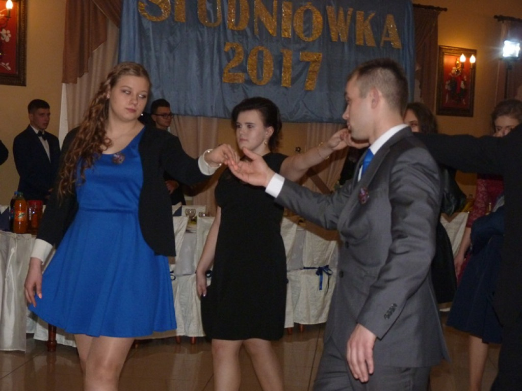 Uczniowie z ZS Żychlin stoją na progu dojrzałości