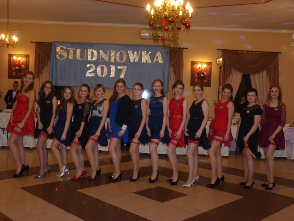 Uczniowie z ZS Żychlin stoją na progu dojrzałości