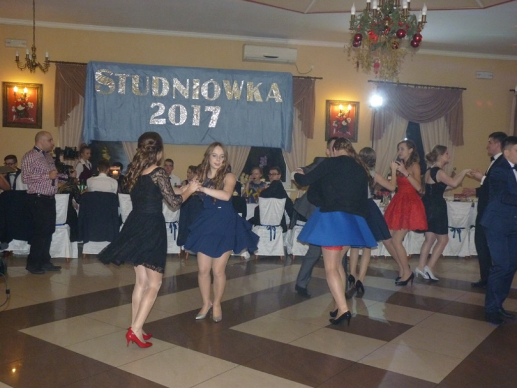 Uczniowie z ZS Żychlin stoją na progu dojrzałości