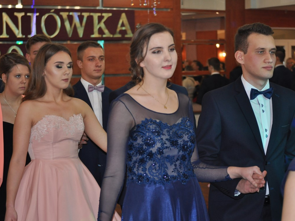 Uczniowie ZSP1 bawią się na Szkiełkach - zdjęcia