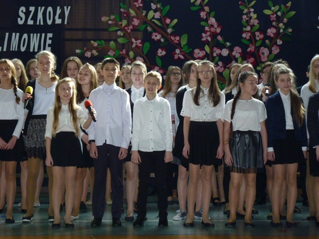 50 róż na 50-lecie szkoły w Bolimowie