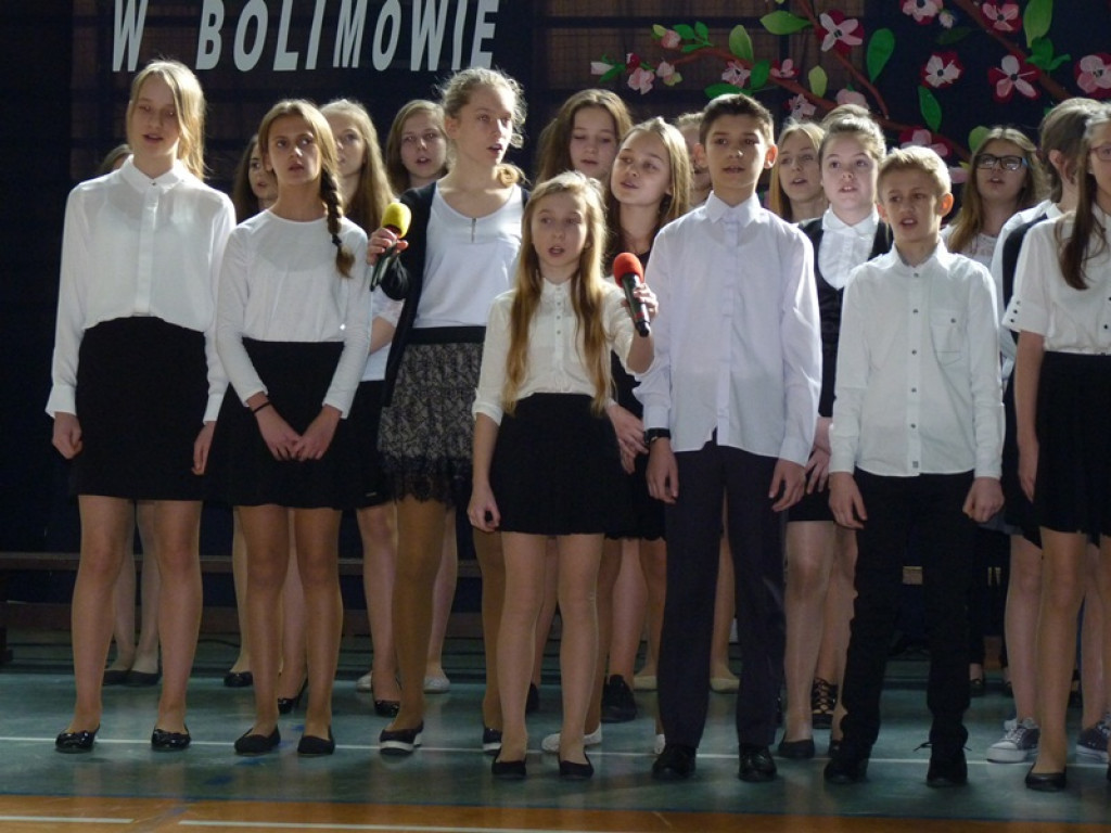 50 róż na 50-lecie szkoły w Bolimowie