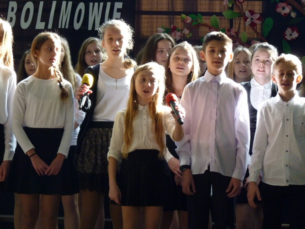 50 róż na 50-lecie szkoły w Bolimowie