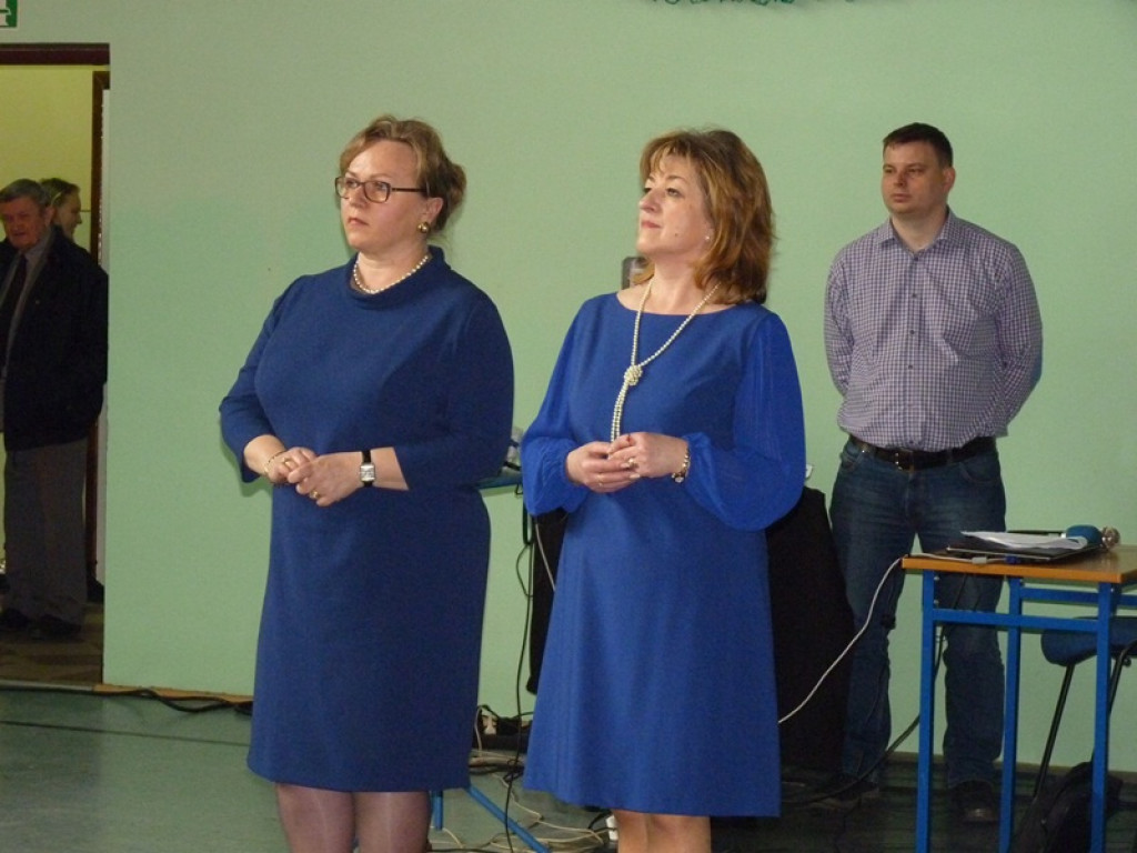 50 róż na 50-lecie szkoły w Bolimowie