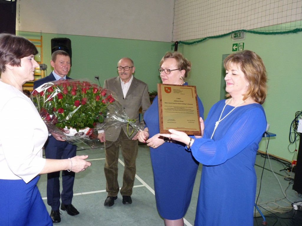 50 róż na 50-lecie szkoły w Bolimowie