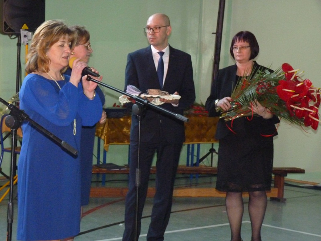 50 róż na 50-lecie szkoły w Bolimowie