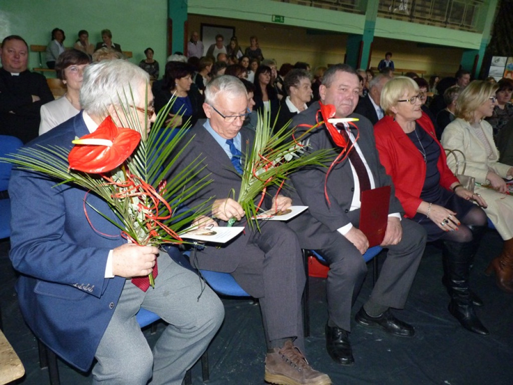 50 róż na 50-lecie szkoły w Bolimowie
