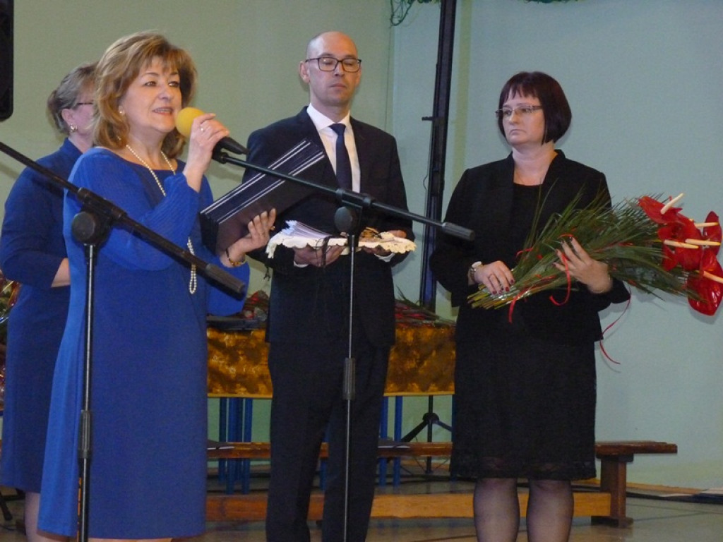 50 róż na 50-lecie szkoły w Bolimowie