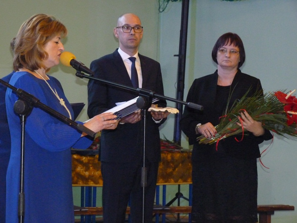 50 róż na 50-lecie szkoły w Bolimowie