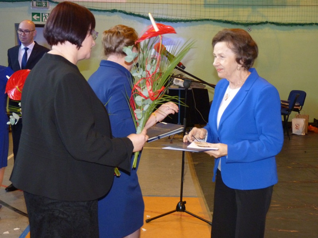 50 róż na 50-lecie szkoły w Bolimowie