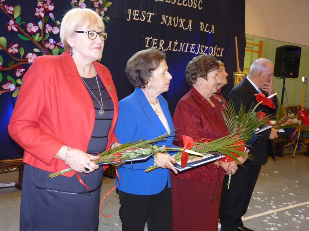 50 róż na 50-lecie szkoły w Bolimowie