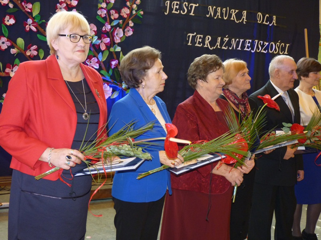 50 róż na 50-lecie szkoły w Bolimowie