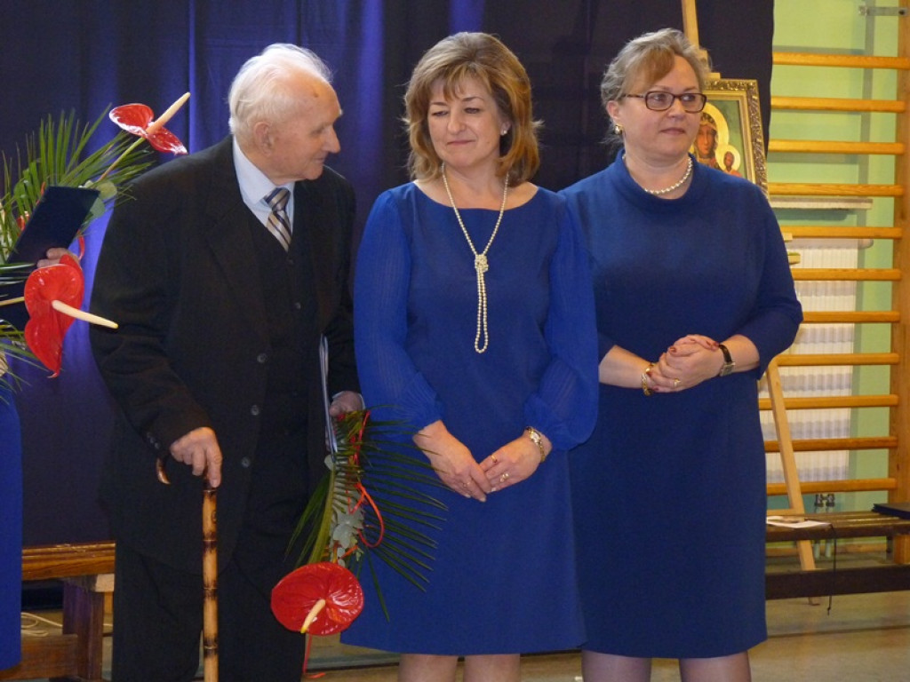 50 róż na 50-lecie szkoły w Bolimowie