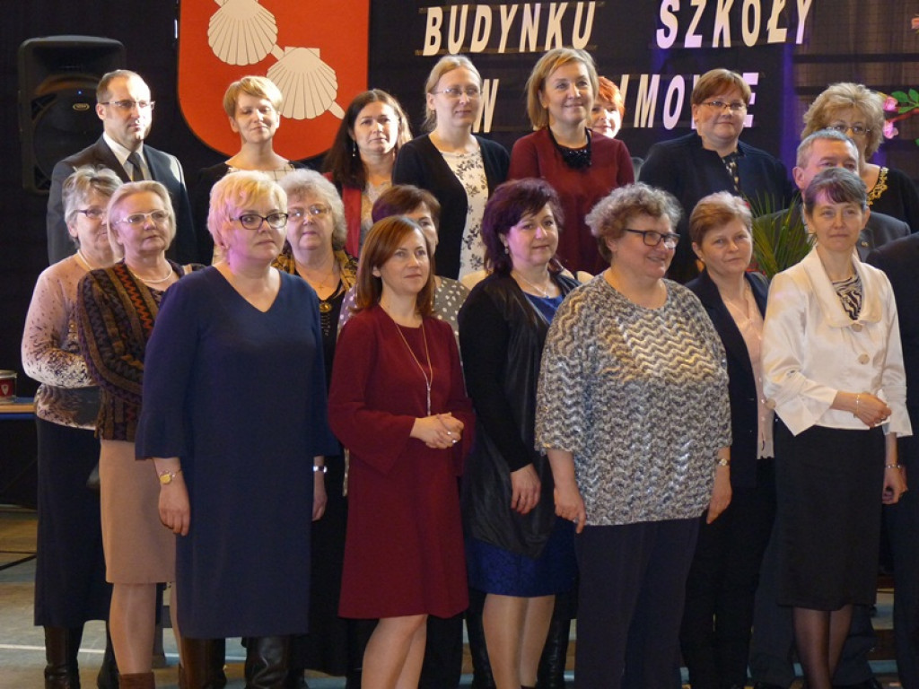 50 róż na 50-lecie szkoły w Bolimowie