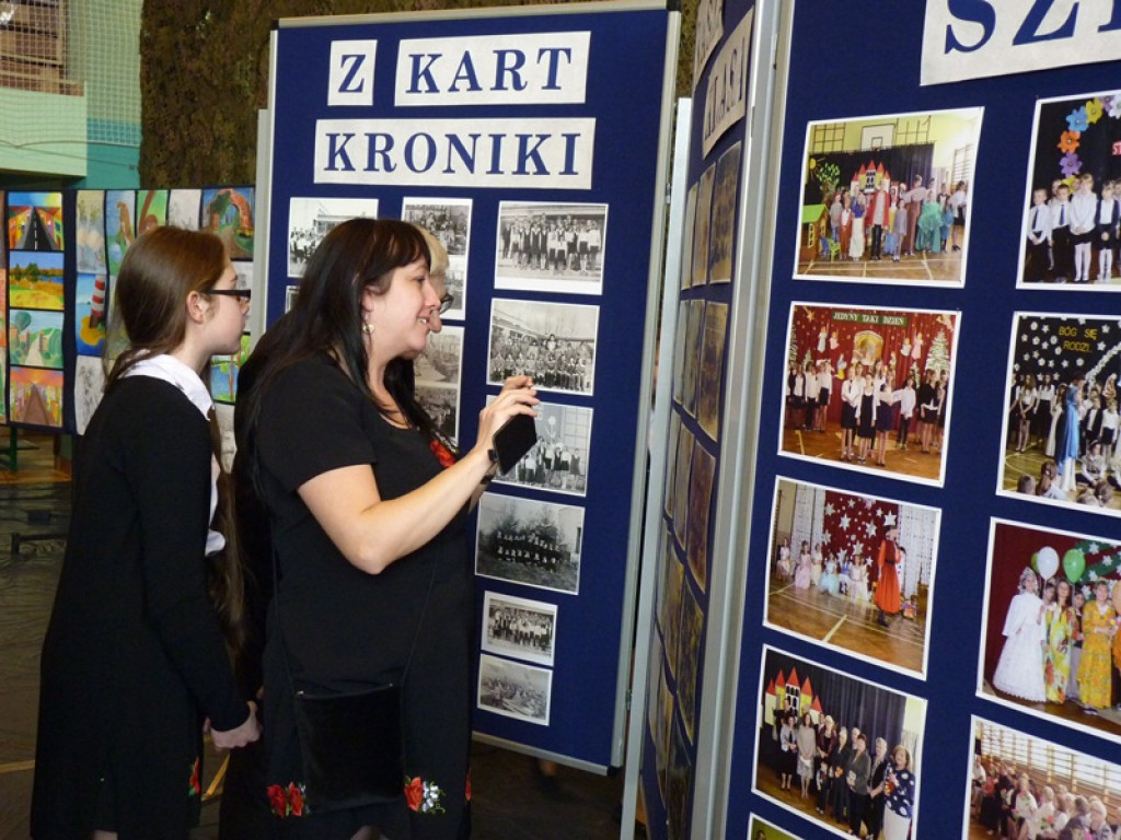 50 róż na 50-lecie szkoły w Bolimowie