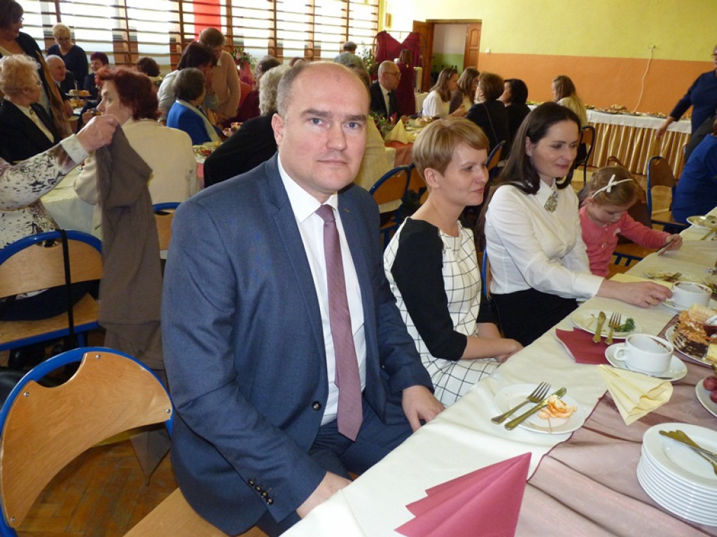 50 róż na 50-lecie szkoły w Bolimowie