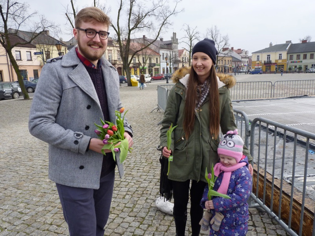 Młodzieżowa Rada Miejska rozdaje tulipany