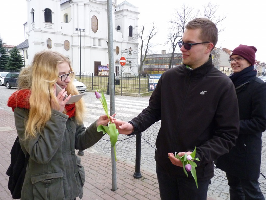 Młodzieżowa Rada Miejska rozdaje tulipany