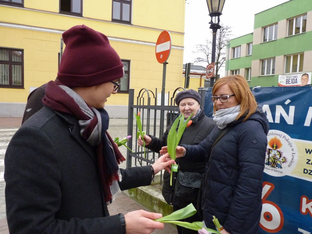 Młodzieżowa Rada Miejska rozdaje tulipany