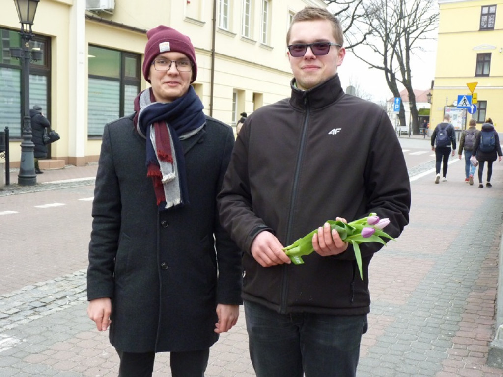 Młodzieżowa Rada Miejska rozdaje tulipany