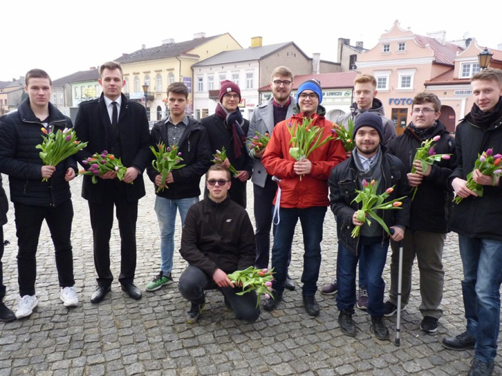 Młodzieżowa Rada Miejska rozdaje tulipany