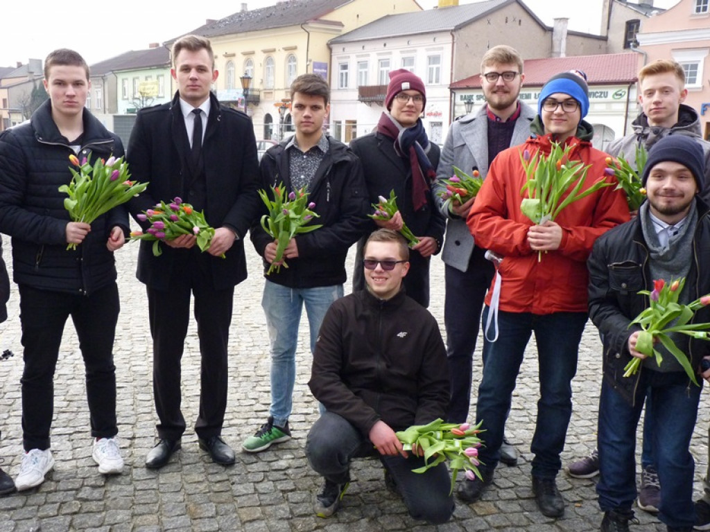 Młodzieżowa Rada Miejska rozdaje tulipany