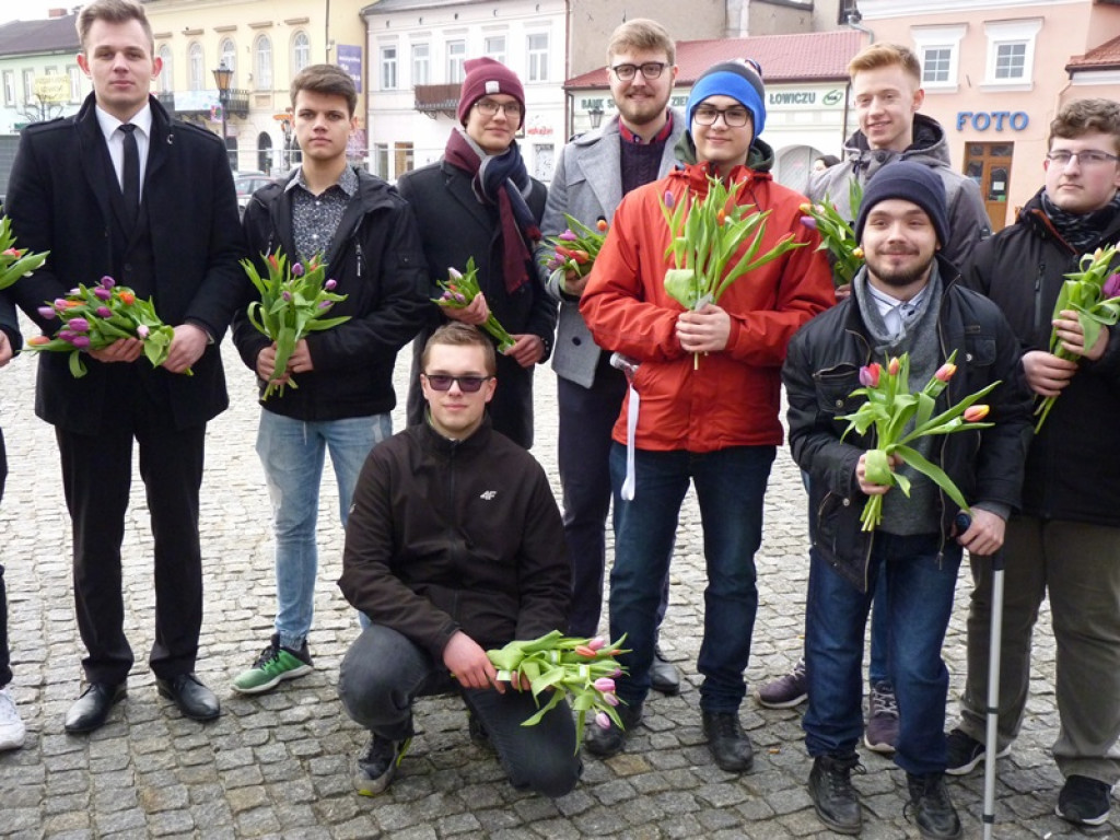 Młodzieżowa Rada Miejska rozdaje tulipany