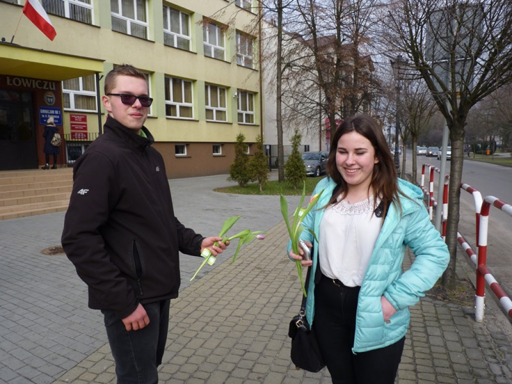 Młodzieżowa Rada Miejska rozdaje tulipany