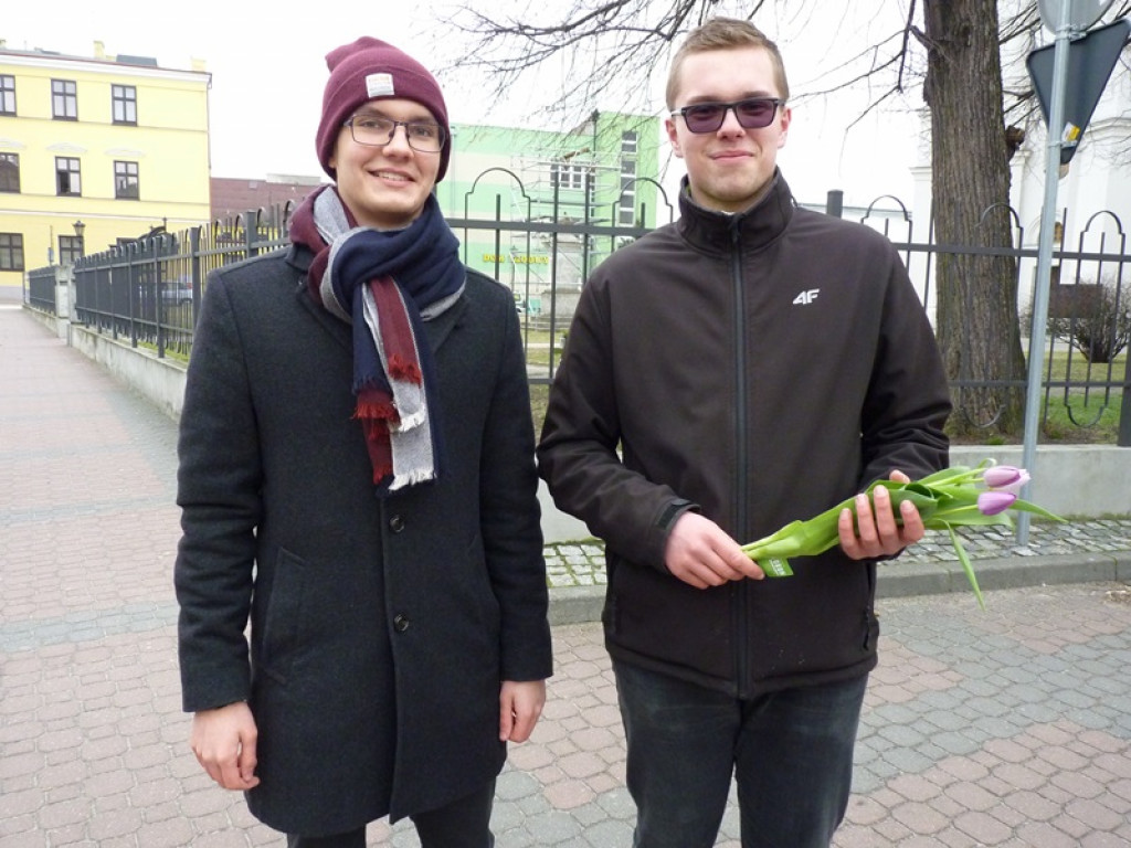 Młodzieżowa Rada Miejska rozdaje tulipany